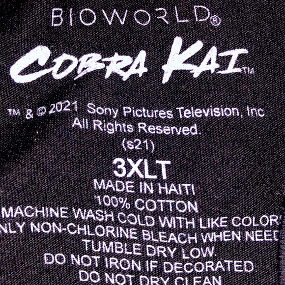 5/$25 BRAND NEW MENS BLACK COBRA KAI TSHIRT - Picture 4 of 4